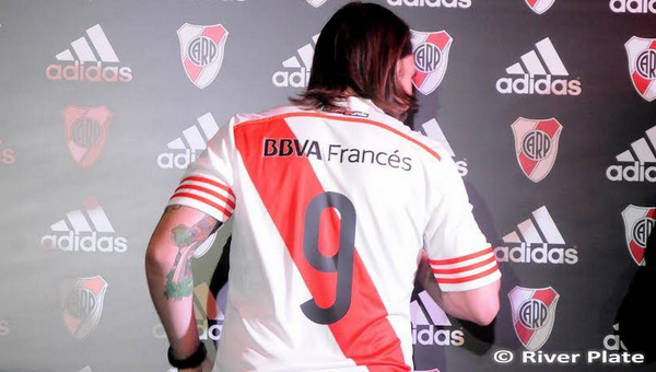 C5N's tweet photo. #River presentó su nueva remera y explotan las opiniones con el hashtag #NuevaCamisetaCARPoficial | ¿Te gusta? http://t.co/h8dRI1baWC