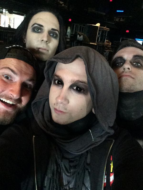 Frankenstfu's tweet photo. “@balzmiw: #expressrocks http://t.co/pnkqrIIrzy” ricky used like a whole thing of foundation I think haha