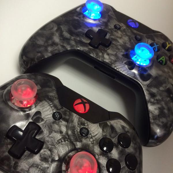 CamoController's tweet image. Peek-a-BOOOO @Proveil Reaper Black Xbox One controllers dressed up so nice! #camocontroller #proveilcamo #XboxOne