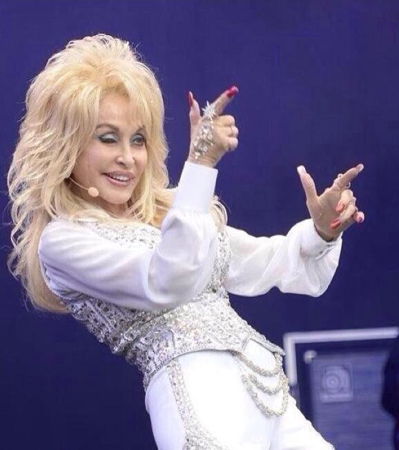 jadewentzel's tweet photo. “@ComedyOnIy: When you’re drunk at a party and see your friend http://t.co/aEVZRn42P0” @lil_pike_