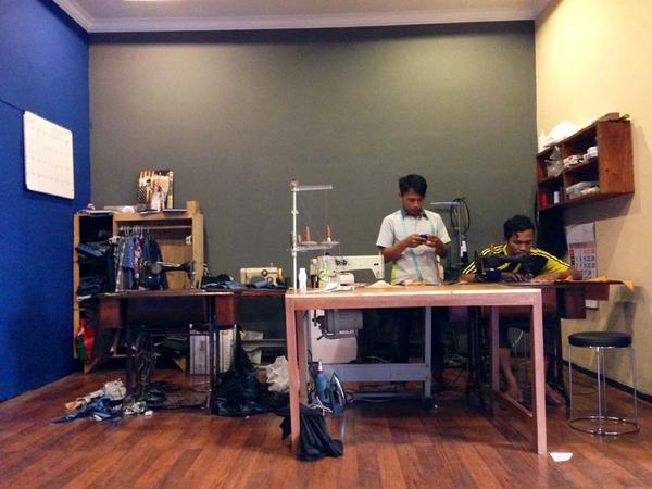 Ini adalah worksop kami beserta para penjahit kami. Lokasi berada di sebelah utara <a href="/oesmansbarber/">Oesman's Barbershop</a> (lantai 2) 👖