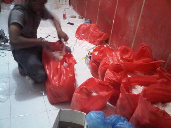 LIETScoll's tweet photo. Packing packing.. #rujakcireng nyaa kakaa, silahkaan.. Untuk Rabu siap dikirim~ http://t.co/PL9EsPao2L
