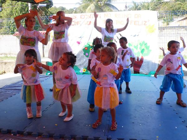 ivanamdel's tweet photo. @MarizaLomba Festa"Encontro dos Contos" Creche Sonho Feliz 9ª CRE http://t.co/yIxeKlIWj2