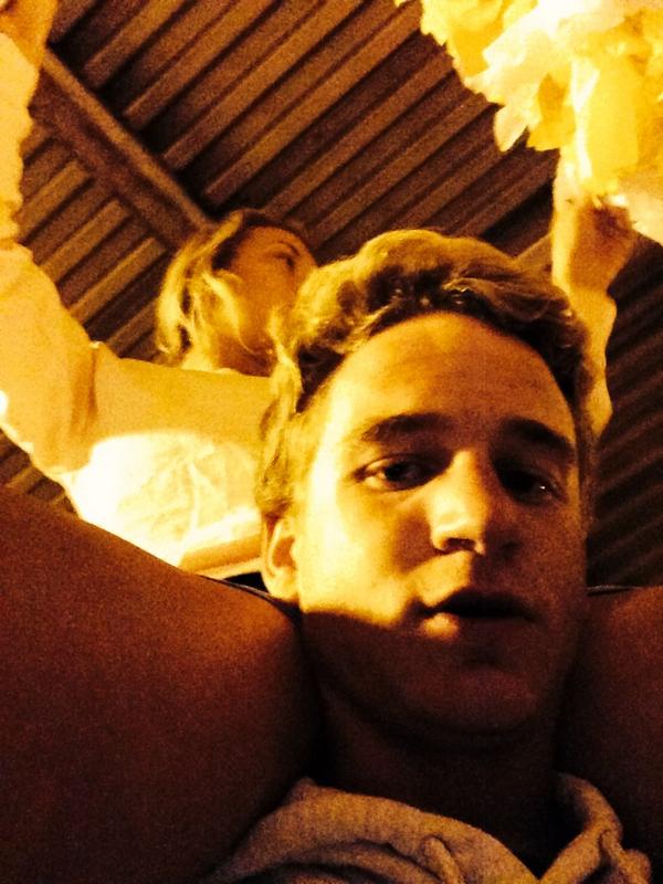 yartercarnell's tweet image. Current situation: Zoe is on my shoulders #floatbuilding