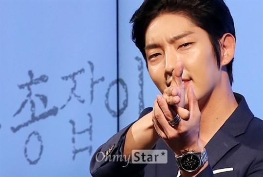 NAMOOACTORS2004's tweet photo. [#이준기] 총잡이였고, 영웅이었지만...결국 '배우 이준기'다 http://t.co/zIDDr16K3t http://t.co/m1CWebAEAj