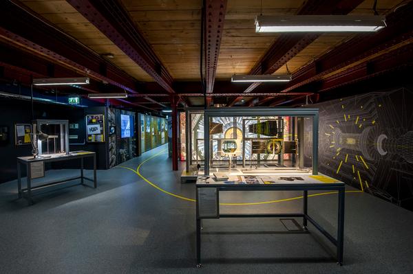 CERN_FR's tweet photo. L'expo #mosicollider @voiceofmosi prend fin http://t.co/O5ETnvozyk. Elle sera bientôt au @PalaisDecouvert #ParisLHC http://t.co/TY2Z6l44VI