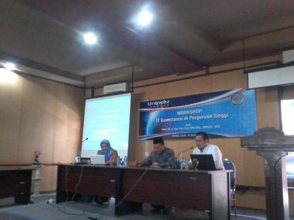 Info_Unipdu's tweet photo. Workshop "IT Governance di Perguruan Tinggi" oleh Prof. Riri Fitri S. diikuti para loyalis @UnipduJombang http://t.co/NhJW1w7PHA