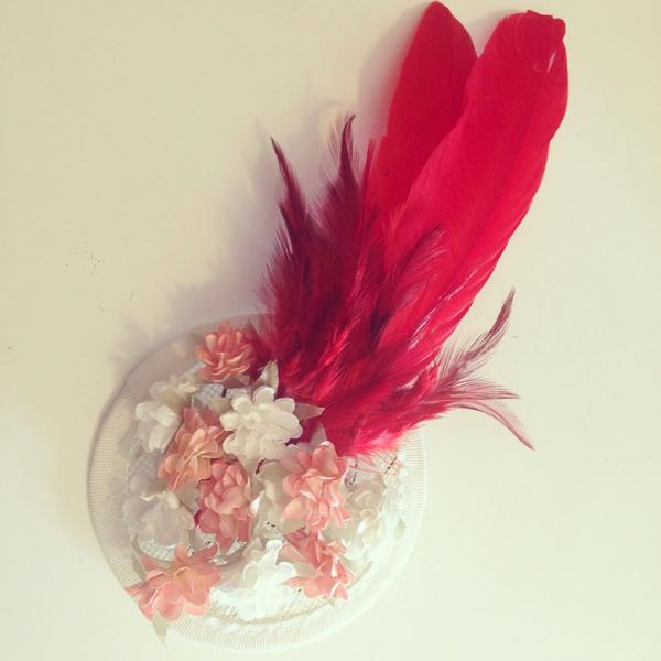 abcoleccion's tweet photo. #ab334  Tocado para eventos de flores y plumas. Síguenos en Facebook e Instagram y conoce nuevos modelos http://t.co/W6luMncYBL