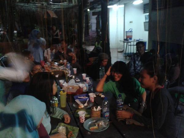 MAPAUS_UBAYA's tweet photo. @asharnamaku yang lain masih di anak@ http://t.co/3hKIsvrkz4