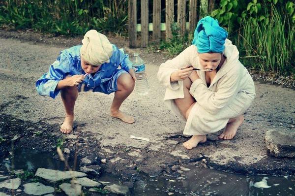 chaochao_peep's tweet photo. แค่ถนนเป็นหลุมเป็นบ่อ ต้องประชดกันขนาดนี้เลยหรอ 555555 http://t.co/YvaXZxbGia