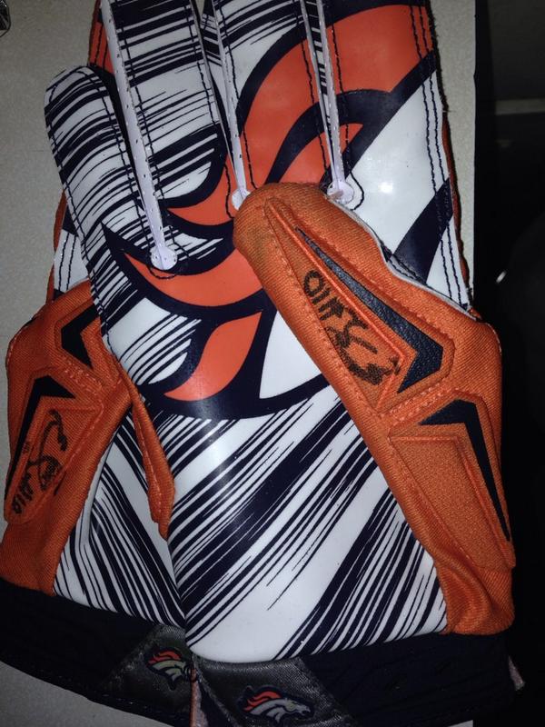 ESanders_10's tweet photo. What these gloves?  My 1st 100 yard game... Giving them away this wk. RT @RGSchroder so how bout them gloves 🙏 #AskE http://t.co/9otcWKJGdj