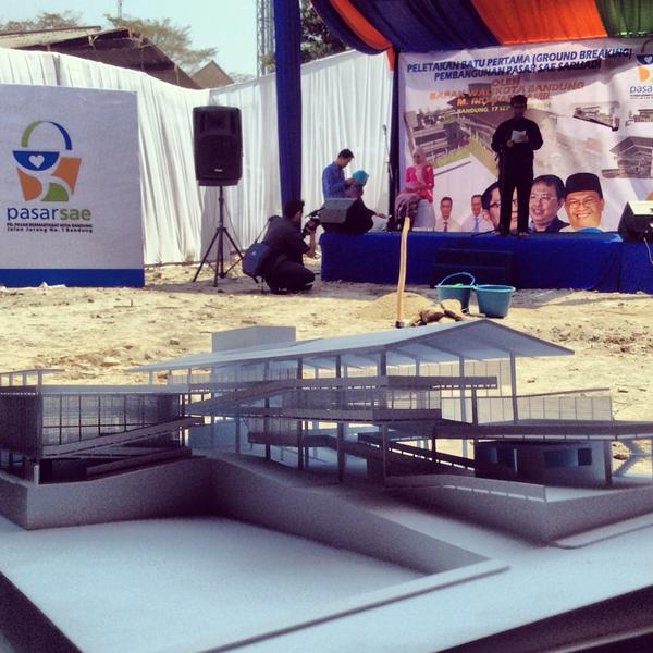 ridwankamil's tweet photo. Bismillah. groundbreaking proyek Pasar Tradisional gaul-kreatif Sarijadi dikawitan. #AyoBelanjaKePasarTradisional. http://t.co/V5oVaBbl2r