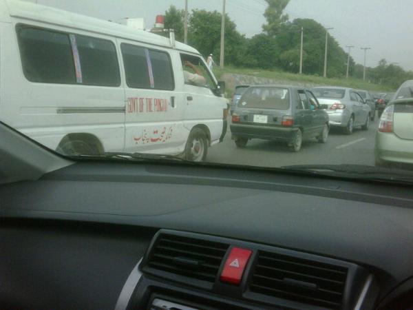 Zalim e Aalaa ambulance stuck on Shareef, read Badmaash, brothers blockade of the Islamabad Expressway #fb #GoNawazGo