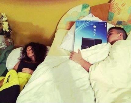 Game8Indo's tweet photo. Apa bener gamer lebig sayang gamenya daripada pacarnya? Menurut kalian gimana? http://t.co/MvGWpCVER2