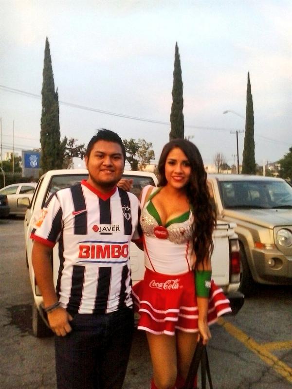 HugoVarks_'s tweet photo. Gracias por la foto, solo llegue temprano por la foto jaja, ¿Apoco me reconociste? @NadiaMenchaka http://t.co/BYIkOSv1cz