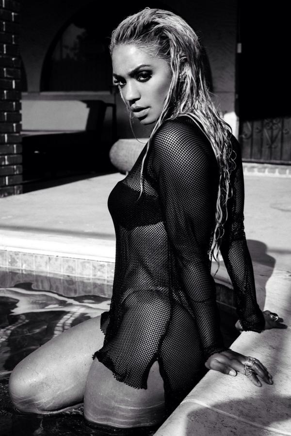 travisstorr1's tweet photo. "@LovePalomaFord: en noir | @Jus10HenryPhoto http://t.co/Gp0zjKM40R" this is 1 beautiful woman