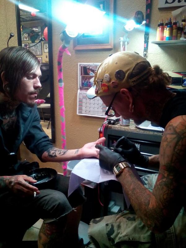 UnicornMagic666's tweet photo. @Aaronistattoo  tattooing his #husband #teammaglight #gay #InkMaster @equalrights #bonerpants http://t.co/kBaINsKcnd