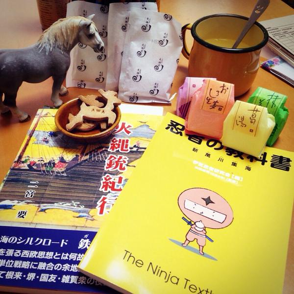 連休に遊んでくださった忍者の先輩に頂いたものと、遠征で入手したもの!!!
栗の葛湯、本当に栗の香りがふわふわと!
新たに入手の書籍を読むのが楽しみです。。デレデレ 