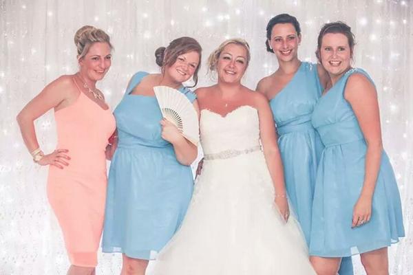 gemzevz's tweet photo. @V15KYM @CeiannewWhyatt @toria2207 #besties #wedding #beautiful xxxx http://t.co/Xj1xrelZiV