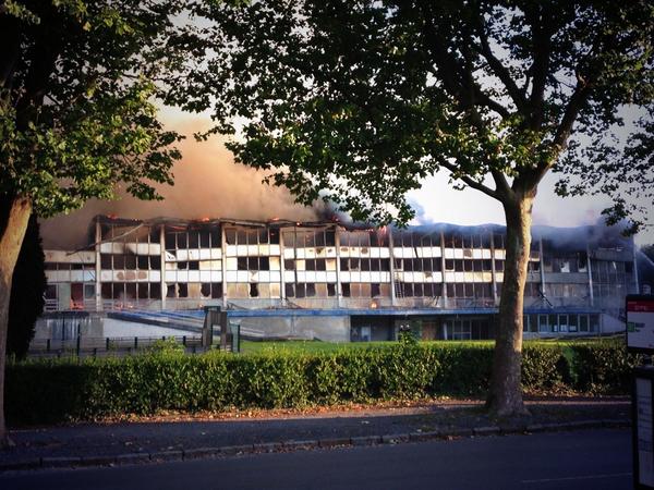 LA PISCINE DE VALENCIENNES RAVAGEE PAR UN INCENDIE BxtvgPQIcAAoFJ6