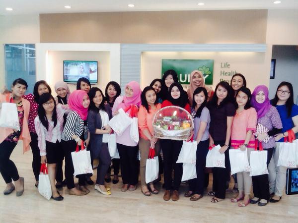 UFM947's tweet photo. Serunya berfoto bersama di EQUITY LIFE INDONESIA seusai melakukan aksi sehat 5 menit @MAMA_Indonesia #AS5M #lunch947 http://t.co/SQoAxLH40U