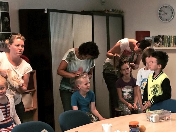 De luizenpluizers zijn weer hard aan het werk. Met resultaat... We zijn weer #luisvrij!