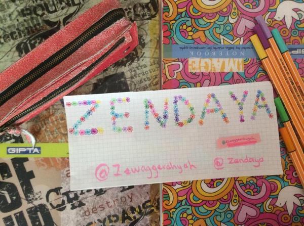 Zswaggerahyah's tweet photo. A small deal for you When writing to me to happiness I love u 🎁😇😽🙏👏 @Zendaya #votezendaya #Zswagger http://t.co/nchQMneiYl