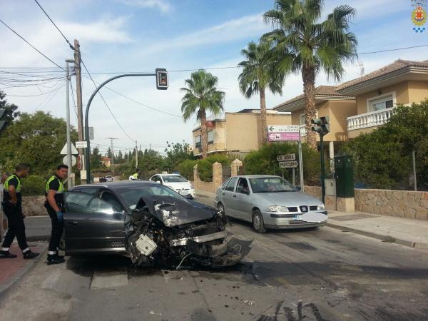 MurciaPolicia's tweet photo. Se da a la fuga con un vehículo sustraído y se estrella contra otro, cuando circulaba por Ctra. de La Ñora http://t.co/z2VuvE7nP5