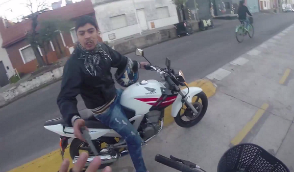 ActualidadRT's tweet photo. Vídeo: Un turista graba con su GoPro como es asaltado en Buenos Aires #Argentina http://t.co/PyhsujPAXO http://t.co/10YDxtIDIJ