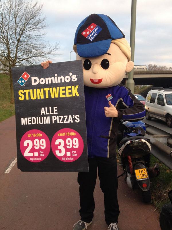 dominospizzanl's tweet photo. In de STUNTWEEK gaan veel winkels eerder open waardoor je tot 16.00 je medium pizza zelfs voor € 2,99 kunt afhalen! http://t.co/p1ik5SxG1E