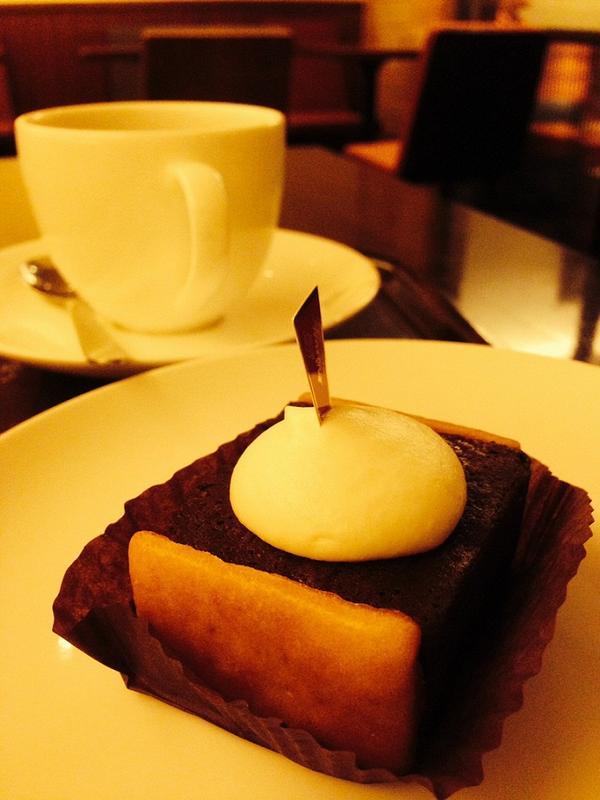 上島珈琲店 En Twitter ウエコー自慢のオリジナルケーキ 極 きわみ 濃チョコレートケーキ じっくり湯煎焼きにし 生チョコのようななめらかな食感を実現しました 小ぶりながらもどっしり 見た目を裏切る満足感 上島珈琲店ブレンドと合わせるのがオススメです