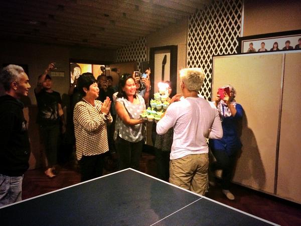 MusicaStudios's tweet photo. .@R_besar dapat kejutan dari Ibu Acin dan keluarga Musica #HBDAriel33 http://t.co/uzFtgBe9yB