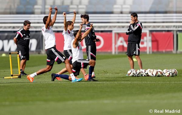 RMadridInfo's tweet photo. Pic: Training | Warmups http://t.co/B0lZboE9UK