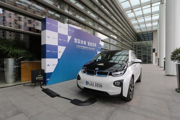 QualcommHalo's tweet photo. Formula E medical car being @qualcommhalo wirelessly charged outside the Qualcomm media event in Beijing last week http://t.co/Py38wfzM9C