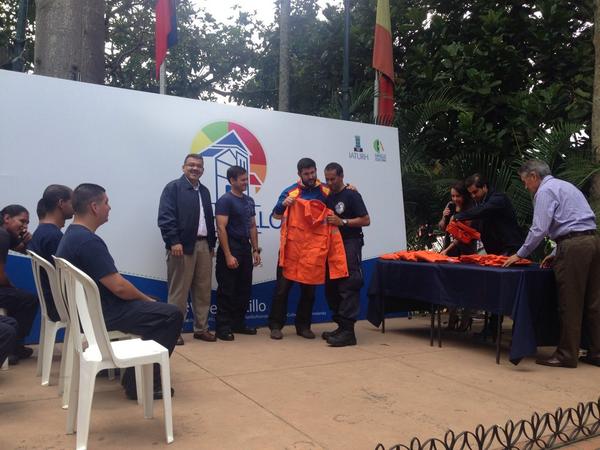 El día de hoy funcionarios de Protección Civil El Hatillo recibieron una dotación de nuevos uniformes