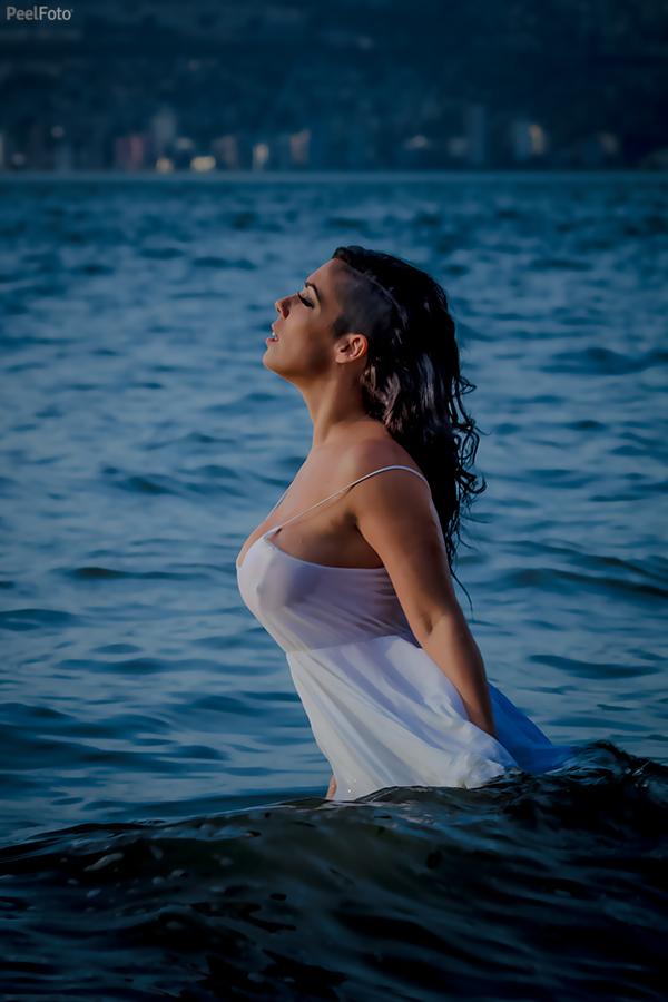 peelfoto's tweet photo. @Georsha in the ocean at sunset. #beach #vancouver #model #ocean http://t.co/8p1jqRLHUq