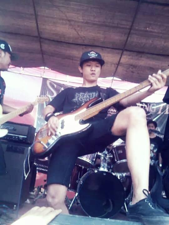 andieresmana's tweet photo. making \m/ http://t.co/WcJ6p6zETd
