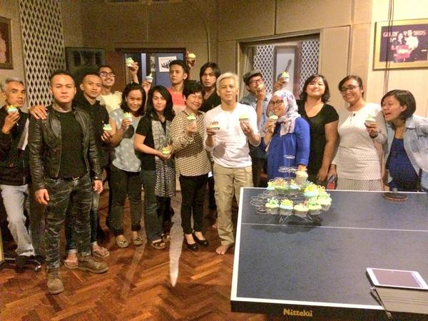 Jhotin_ARL's tweet photo. Putih lg kang Ariel rambutnya...kereenlah hehe #HBDAriel33 RT@MusicaStudios: Happy birthday @R_besar #HBDAriel33 http://t.co/amKOA7Z5xd"