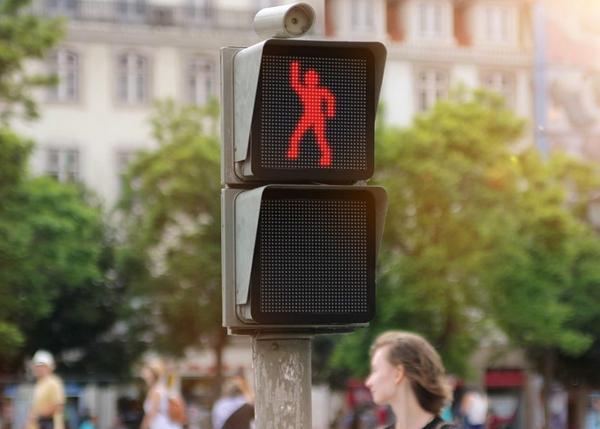 Smart's #dancing #traffic #light entertains waiting #pedestrians via <a href="/designboom/">designboom</a> ow.ly/BAZHf  #WAD14