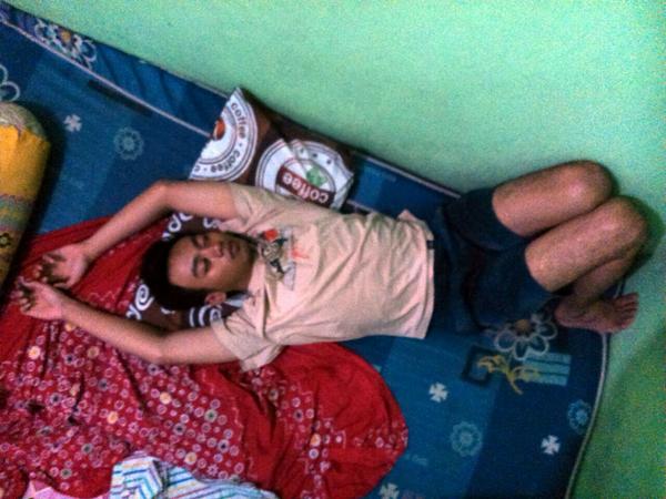 DI9NITY's tweet photo. Telah menghilang teman kita Rio Candra Pratama, terakhir terlihat sedang nongkrong dengan Mbak Dewi. http://t.co/wJGNSCwXsq