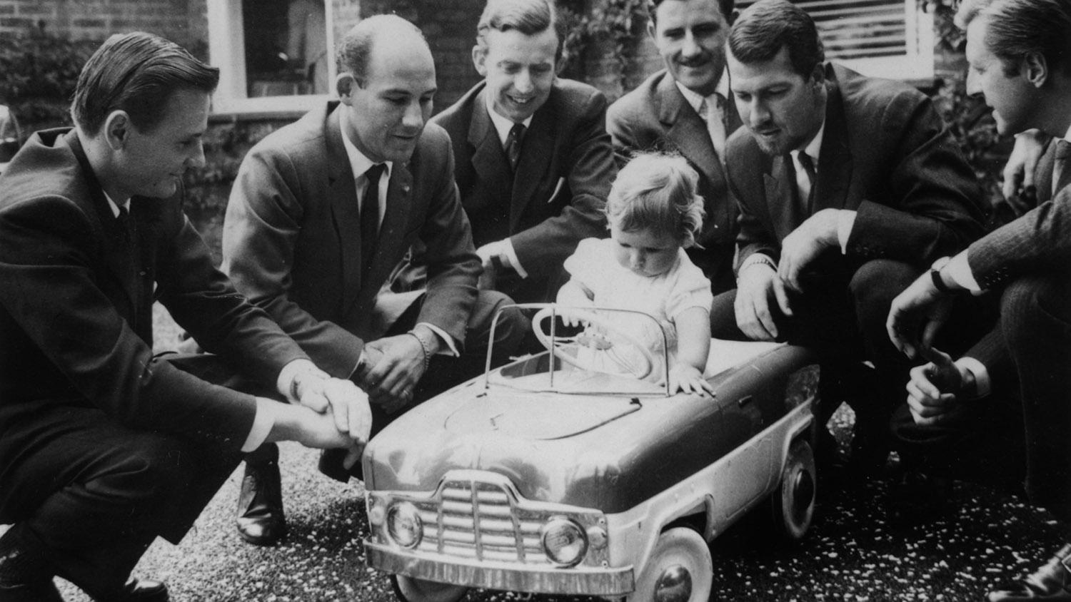  Stirling Moss (2nd from left) watches Damon Hill climb into a toy car in 1961. Happy birthday Stirling & Damon!! 