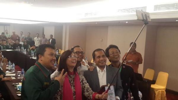 marwan_jafar's tweet photo. Trmksh Mbak @unilubis atas ajakan selfinya smg silaturrahmi ini trs berlanjut di masa yg akn dtg http://t.co/vU7gO3xHZk