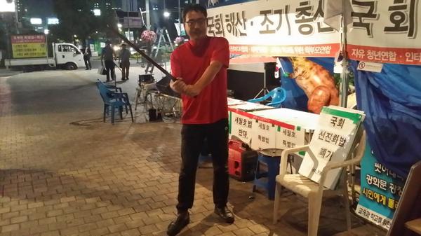 세월호 김영오패들 여의도 활극 보니 주먹 좀 쓰더군요. 수시로 저희쪽을 폭력으로 위협하고 있어 목검을 협찬받아 다들 무장하고 있습니다.