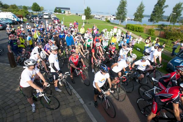 Cyclists starting off the 120k loop from Dromineer on Saturday morning.#shannonsuircycle#sunwasshining
