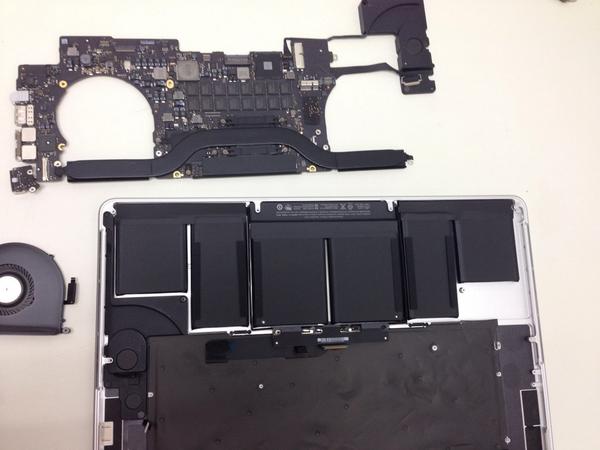 macwork_ec's tweet image. Cambio de batería #macbookpro #retina  15 pulgadas