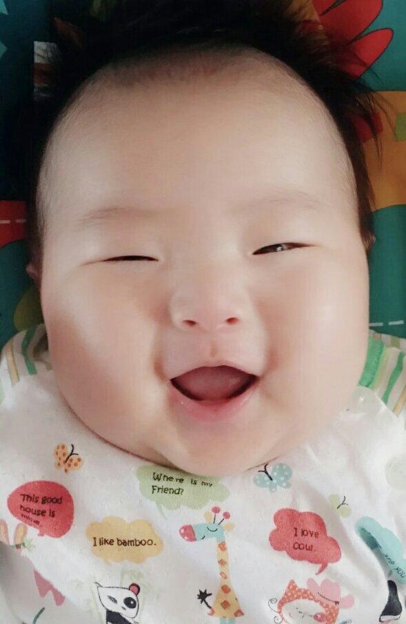 87PJM's tweet photo. 이제 다음주면 100일. 뒤집기하기전에 걸어다닐것만 같은 우리 호야♡ ���록 포동포동 살은 엄청 올라서 30분 안고있으면 팔이며 어깨며 허리까지 아프지만, 그래도 계속 보고싶다♡ http://t.co/Mnkpj6vjQh