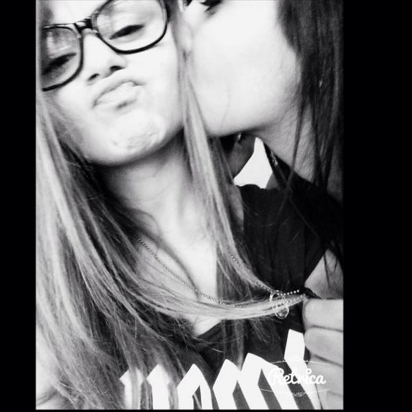 Erika_edm's tweet photo. Sei la ragazza più stupida che abbia mai conosciuto ma ti voglio un mondo di bene u.u♥ @rita_valastro http://t.co/X1Nlk8eBxE
