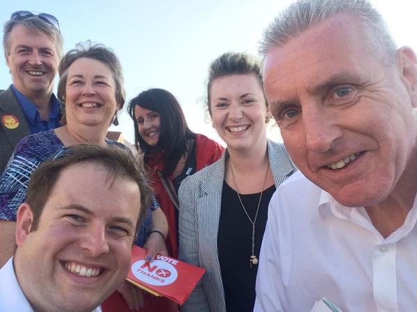 SDoughtyMP's tweet image. Gorgeous evening sun in #Clarkston with @IrrancaDaviesMP @Vernon_CoakerMP @pamela_nash #LabourNo #BetterTogether