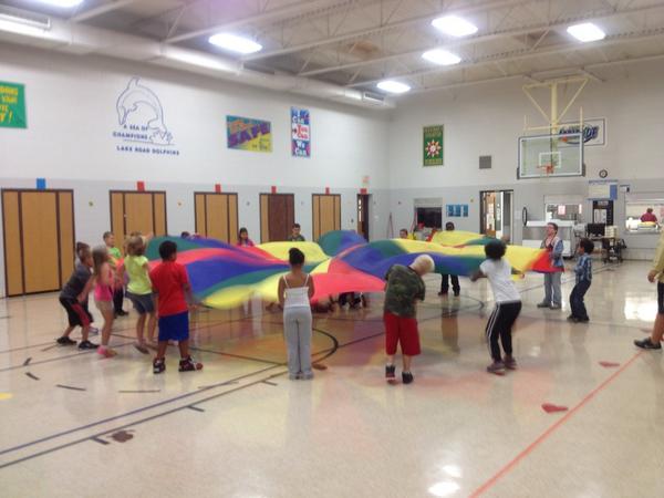 RoyHonSon's tweet image. Kids love the parachute in Coach Smith&apos;s class #lakeroadrocks