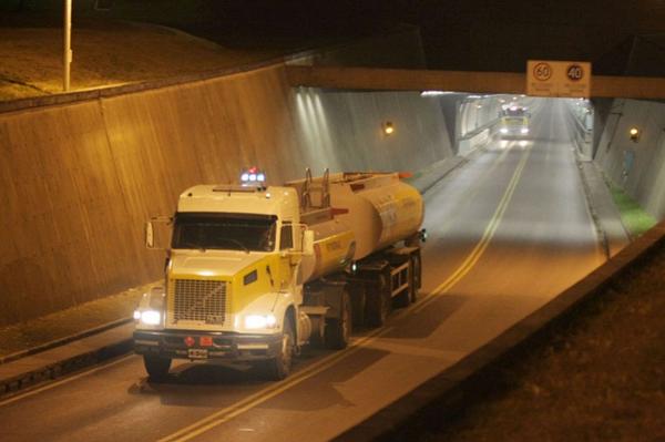 unosantafe's tweet photo. Esta noche habrá #tránsito #alternado en el #Túnel Subfluvial. Mirá los #horarios. http://t.co/ghi3qAcfuL http://t.co/Lu22oQekXu